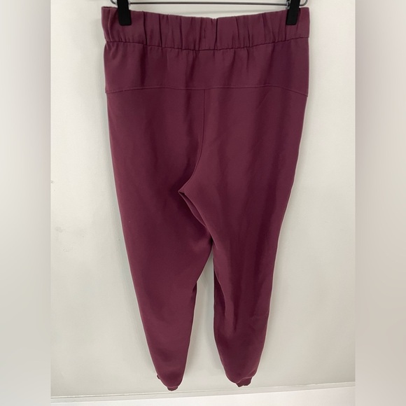 Lululemon On the Fly Jogger Woven Size 4 Womens Pants Burgundy Cassis Travel 21 - Picture 7 of 10